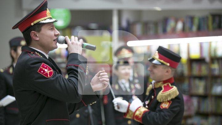 Carabinierii au organizat un flashmob dedicat Zilei Internaționale a Femeii (FOTOREPORT)