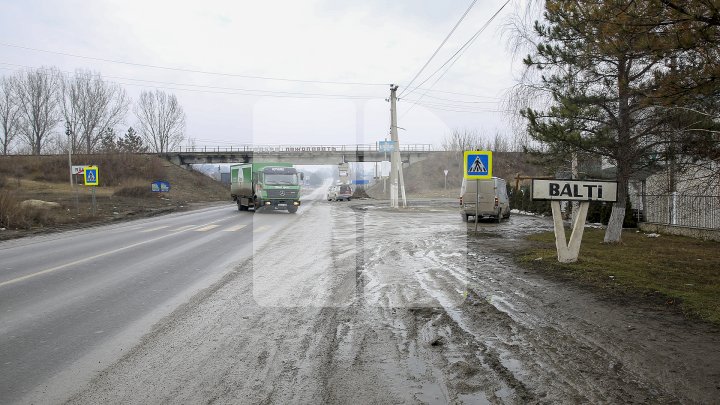 Pline de gropi şi cu trotuare dezastruoase. Străzile din oraşul Bălţi sunt într-o stare deplorabilă (FOTOREPORT)