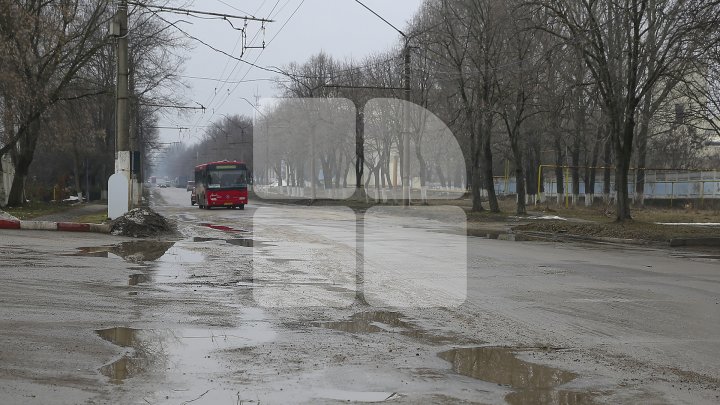 Pline de gropi şi cu trotuare dezastruoase. Străzile din oraşul Bălţi sunt într-o stare deplorabilă (FOTOREPORT)