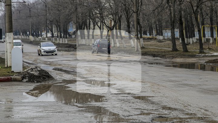 Pline de gropi şi cu trotuare dezastruoase. Străzile din oraşul Bălţi sunt într-o stare deplorabilă (FOTOREPORT)