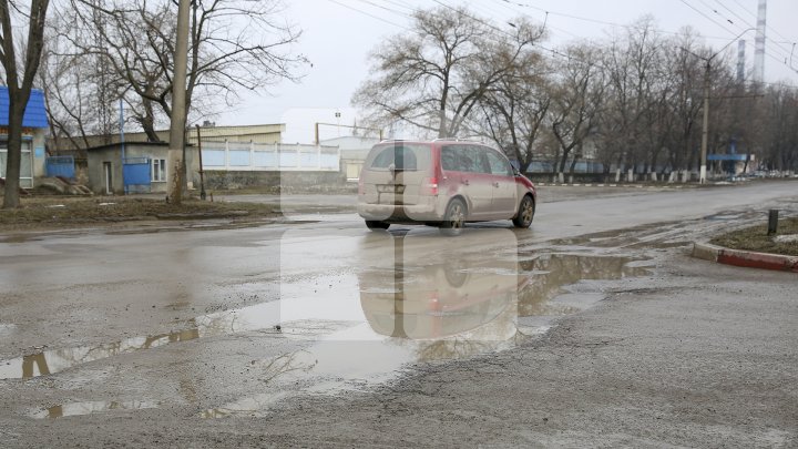 Pline de gropi şi cu trotuare dezastruoase. Străzile din oraşul Bălţi sunt într-o stare deplorabilă (FOTOREPORT)