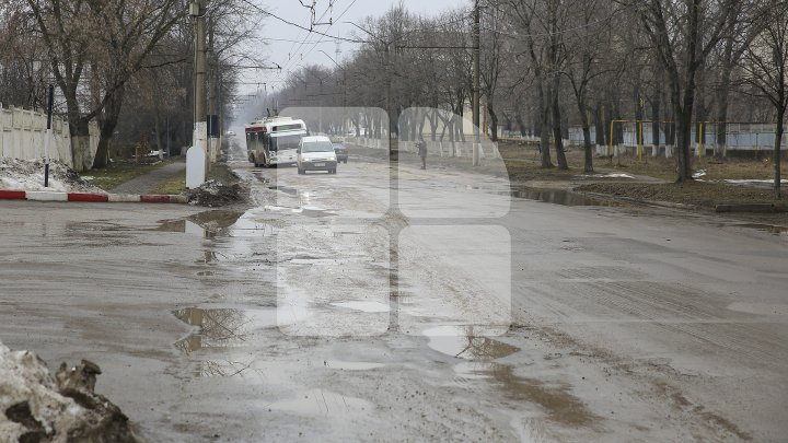 Pline de gropi şi cu trotuare dezastruoase. Străzile din oraşul Bălţi sunt într-o stare deplorabilă (FOTOREPORT)