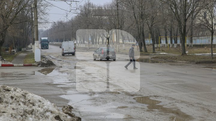 Pline de gropi şi cu trotuare dezastruoase. Străzile din oraşul Bălţi sunt într-o stare deplorabilă (FOTOREPORT)