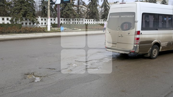 Pline de gropi şi cu trotuare dezastruoase. Străzile din oraşul Bălţi sunt într-o stare deplorabilă (FOTOREPORT)