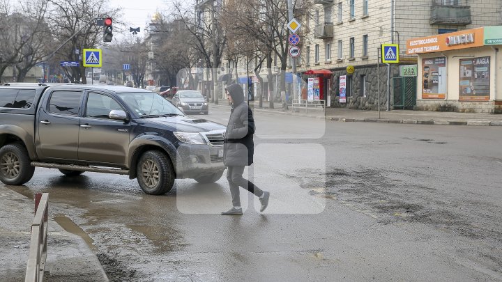 Pline de gropi şi cu trotuare dezastruoase. Străzile din oraşul Bălţi sunt într-o stare deplorabilă (FOTOREPORT)