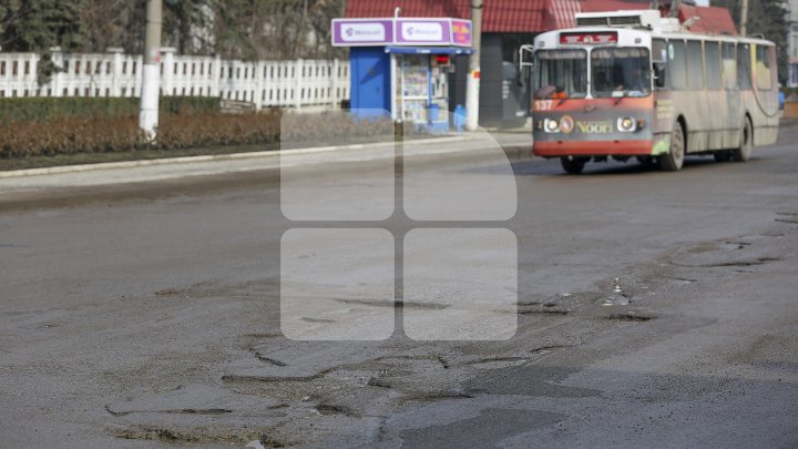 Pline de gropi şi cu trotuare dezastruoase. Străzile din oraşul Bălţi sunt într-o stare deplorabilă (FOTOREPORT)