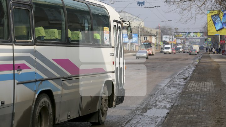 Pline de gropi şi cu trotuare dezastruoase. Străzile din oraşul Bălţi sunt într-o stare deplorabilă (FOTOREPORT)