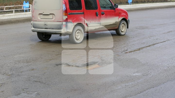 Pline de gropi şi cu trotuare dezastruoase. Străzile din oraşul Bălţi sunt într-o stare deplorabilă (FOTOREPORT)