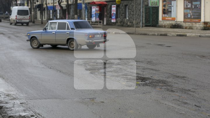 Pline de gropi şi cu trotuare dezastruoase. Străzile din oraşul Bălţi sunt într-o stare deplorabilă (FOTOREPORT)