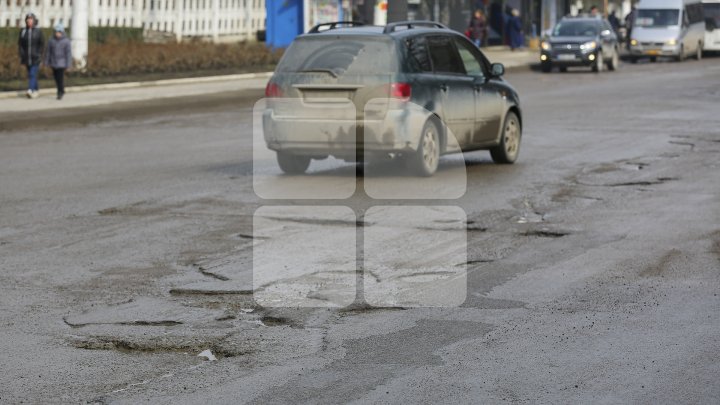 Pline de gropi şi cu trotuare dezastruoase. Străzile din oraşul Bălţi sunt într-o stare deplorabilă (FOTOREPORT)