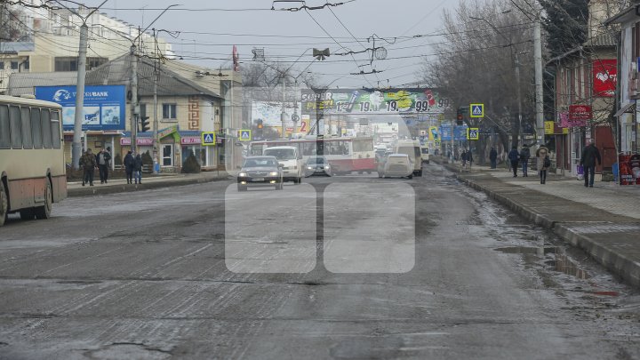 Pline de gropi şi cu trotuare dezastruoase. Străzile din oraşul Bălţi sunt într-o stare deplorabilă (FOTOREPORT)