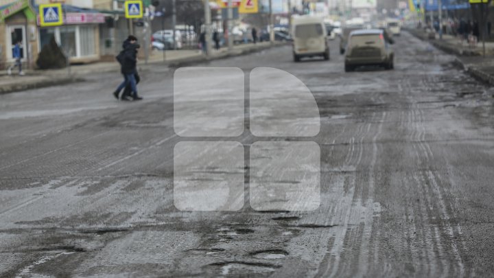 Pline de gropi şi cu trotuare dezastruoase. Străzile din oraşul Bălţi sunt într-o stare deplorabilă (FOTOREPORT)