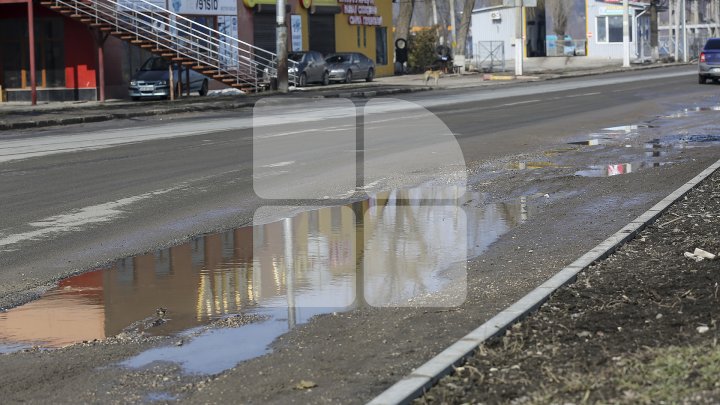 Pline de gropi şi cu trotuare dezastruoase. Străzile din oraşul Bălţi sunt într-o stare deplorabilă (FOTOREPORT)