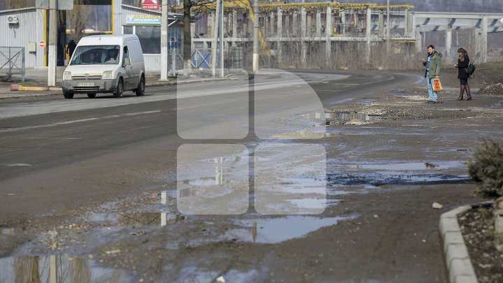 Pline de gropi şi cu trotuare dezastruoase. Străzile din oraşul Bălţi sunt într-o stare deplorabilă (FOTOREPORT)