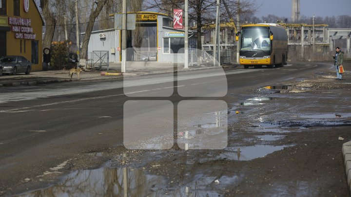 Pline de gropi şi cu trotuare dezastruoase. Străzile din oraşul Bălţi sunt într-o stare deplorabilă (FOTOREPORT)