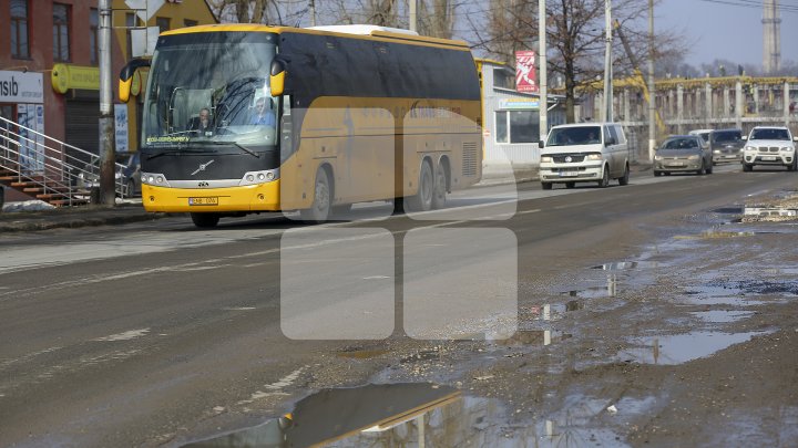 Pline de gropi şi cu trotuare dezastruoase. Străzile din oraşul Bălţi sunt într-o stare deplorabilă (FOTOREPORT)