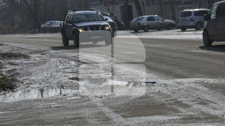 Pline de gropi şi cu trotuare dezastruoase. Străzile din oraşul Bălţi sunt într-o stare deplorabilă (FOTOREPORT)