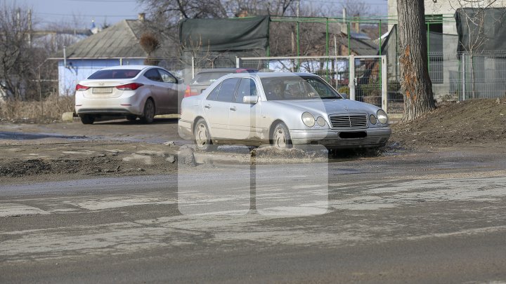 Pline de gropi şi cu trotuare dezastruoase. Străzile din oraşul Bălţi sunt într-o stare deplorabilă (FOTOREPORT)