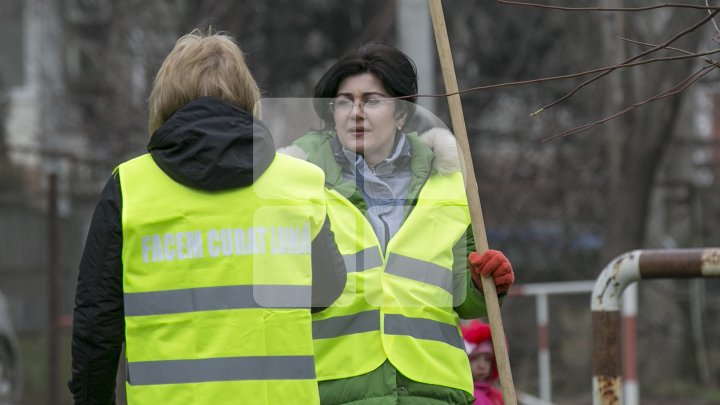 CURĂŢENIE LUNĂ ÎN CAPITALĂ! Zeci de mii de oameni s-au mobilizat şi au participat la acţiunile de salubrizare din oraş (FOTOREPORT)