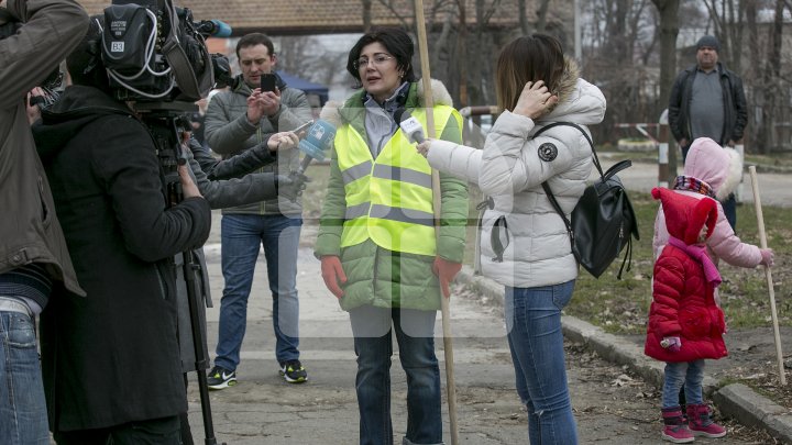 CURĂŢENIE LUNĂ ÎN CAPITALĂ! Zeci de mii de oameni s-au mobilizat şi au participat la acţiunile de salubrizare din oraş (FOTOREPORT)