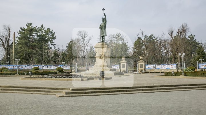 CURĂŢENIE LUNĂ ÎN CAPITALĂ! Zeci de mii de oameni s-au mobilizat şi au participat la acţiunile de salubrizare din oraş (FOTOREPORT)