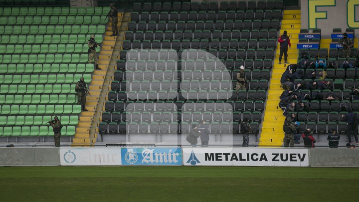 "TERORIŞTI" PE STADION: Trupele speciale ale MAI şi-au testat capacităţile (FOTORREPORT)