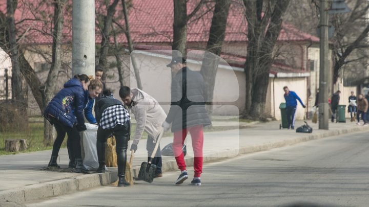 CURĂŢENIE LUNĂ ÎN CAPITALĂ! Zeci de mii de oameni s-au mobilizat şi au participat la acţiunile de salubrizare din oraş (FOTOREPORT)