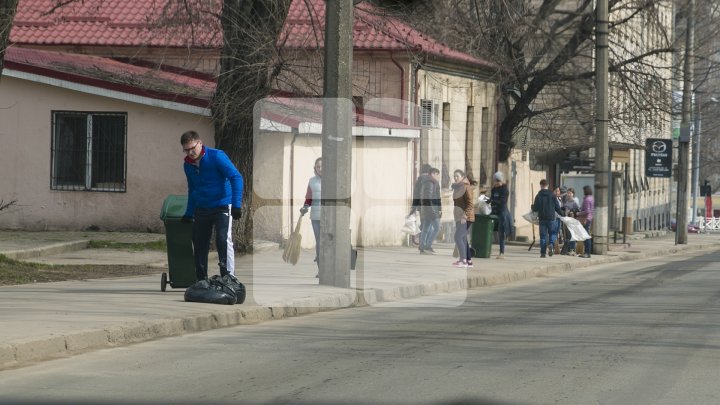 CURĂŢENIE LUNĂ ÎN CAPITALĂ! Zeci de mii de oameni s-au mobilizat şi au participat la acţiunile de salubrizare din oraş (FOTOREPORT)