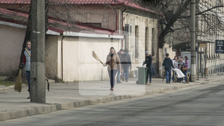 CURĂŢENIE LUNĂ ÎN CAPITALĂ! Zeci de mii de oameni s-au mobilizat şi au participat la acţiunile de salubrizare din oraş (FOTOREPORT)