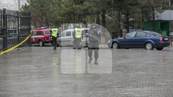 "TERORIŞTI" PE STADION: Trupele speciale ale MAI şi-au testat capacităţile (FOTORREPORT)