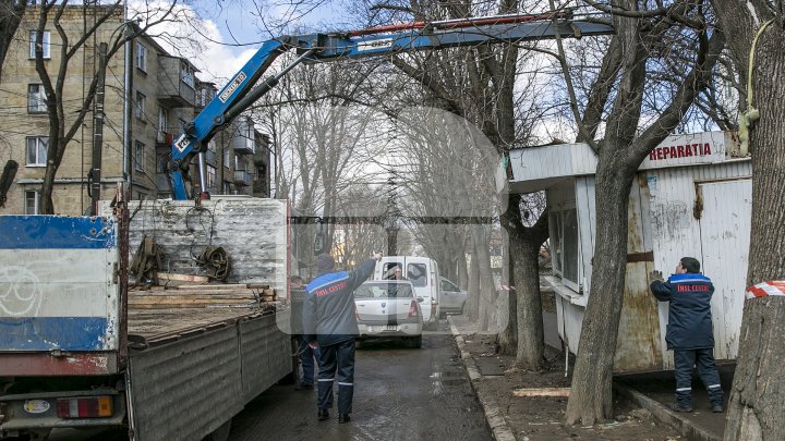 Silvia Radu face curățenie în oraș. Gheretele amplasate ilegal în Capitală au fost evacuate (FOTOREPORT)