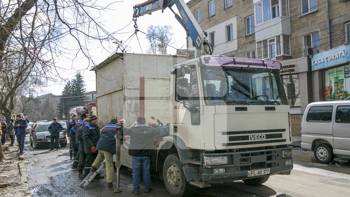 Silvia Radu face curățenie în oraș. Gheretele amplasate ilegal în Capitală au fost evacuate (FOTOREPORT)