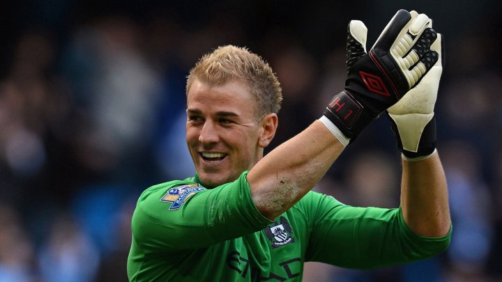 Portarul englez Joe Hart plantează copaci alături de coechiperii din selecţionata Albionului