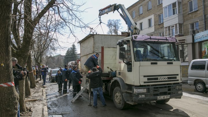 "Facem curat lună". Gheretele abandonate şi fără autorizaţie din sectorul Telecentru, EVACUATE (VIDEO)