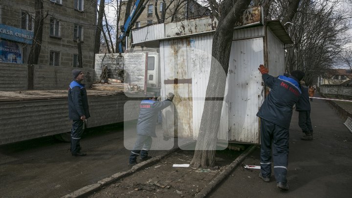 Silvia Radu face curățenie în oraș. Gheretele amplasate ilegal în Capitală au fost evacuate (FOTOREPORT)