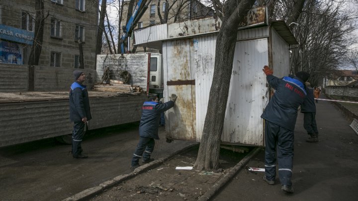 "Facem curat lună". Gheretele abandonate şi fără autorizaţie din sectorul Telecentru, EVACUATE (VIDEO)