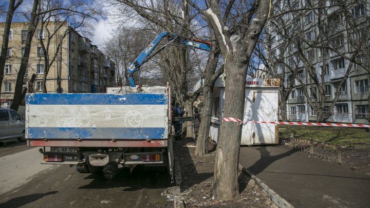 "Facem curat lună". Gheretele abandonate şi fără autorizaţie din sectorul Telecentru, EVACUATE (VIDEO)