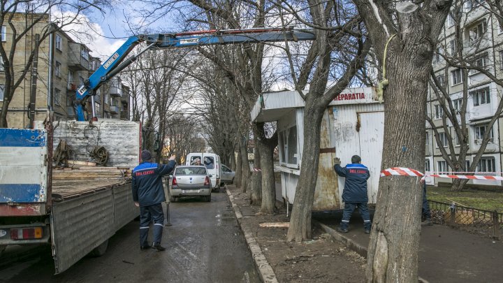 "Facem curat lună". Gheretele abandonate şi fără autorizaţie din sectorul Telecentru, EVACUATE (VIDEO)