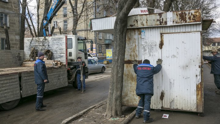 "Facem curat lună". Gheretele abandonate şi fără autorizaţie din sectorul Telecentru, EVACUATE (VIDEO)