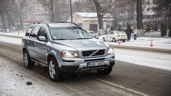 Traficul rutier pe străzile din Capitală se desfăşoară în condiţii normale de iarnă