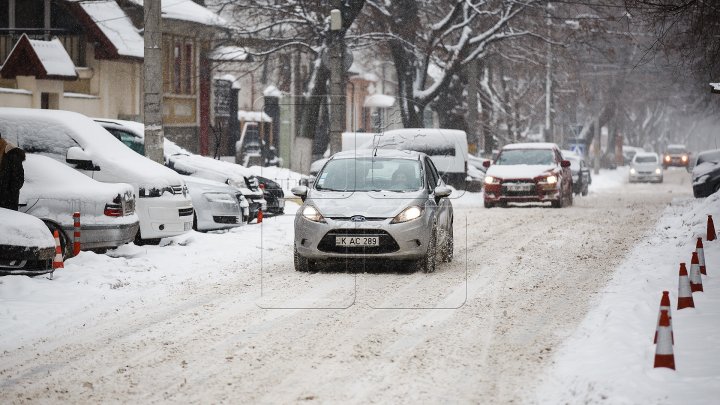 InfoTrafic: Pe drumurile din Capitală se înregistrează zăpadă și gheţuş