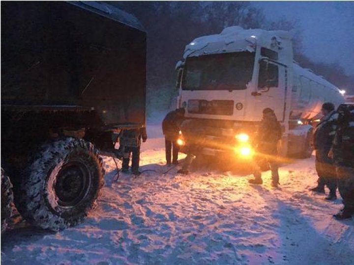 URGIE ALBĂ în Moldova. Circulaţia transportului de mare tonaj, OPRITĂ pe mai multe şosele. INFORMAŢII DE ULTIMA ORĂ despre ce se întâmplă în ţară