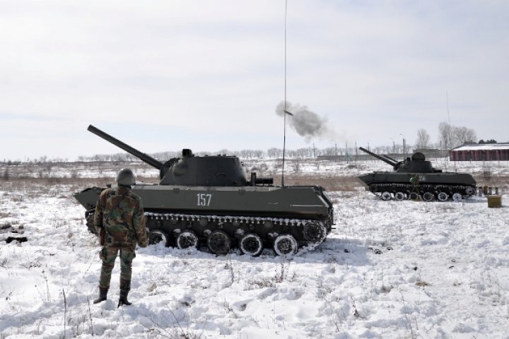 Blindate şi împușcături la Bulboaca. Militarii au executat trageri de luptă (FOTO/VIDEO)
