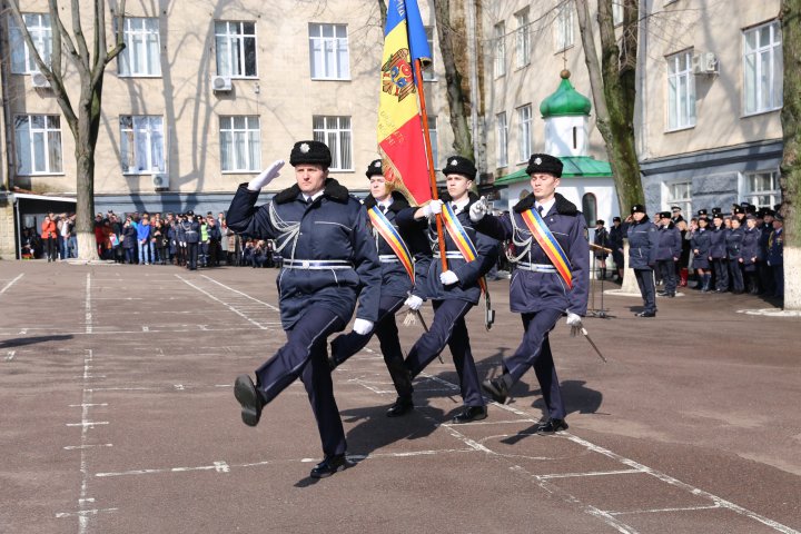 121 de noi poliţişti au depus astăzi jurământul (FOTO)