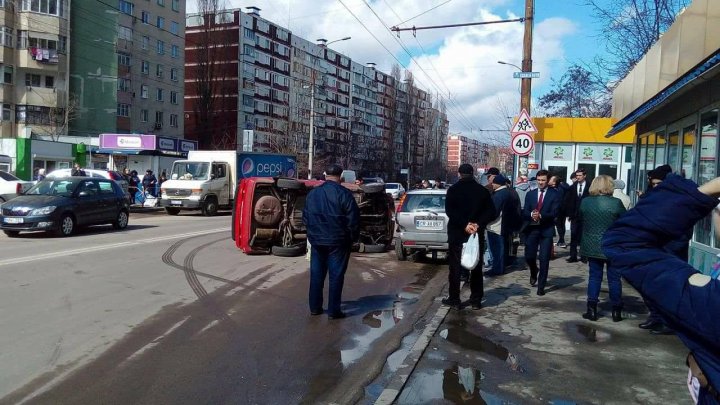 Accident SPECTACULOS la Poşta Veche. O mașină s-a răsturnat într-o staţie de troleibuz (FOTO/VIDEO)