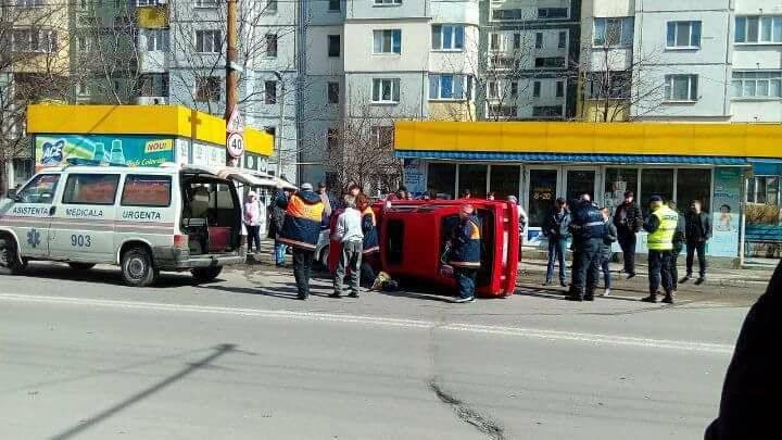 Accident SPECTACULOS la Poşta Veche. O mașină s-a răsturnat într-o staţie de troleibuz (FOTO/VIDEO)