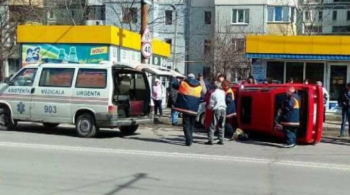 Accident SPECTACULOS la Poşta Veche. O mașină s-a răsturnat într-o staţie de troleibuz (FOTO/VIDEO)