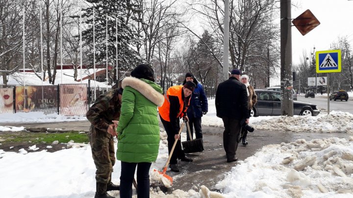 Primarul Silvia Radu, în inspecţie pe străzile Capitalei pentru a vedea cum se curăţă zăpada. Muncitorii au lucrat continuu