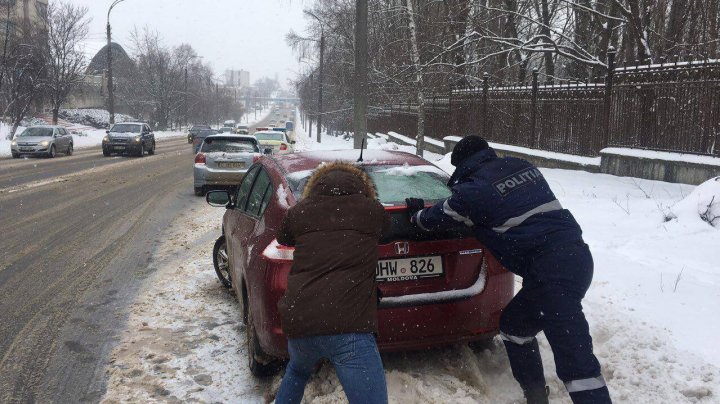 IARNĂ în toată legea în Moldova! 140 de inspectori de patrulare, pe drumurile naţionale pentru a ajuta şoferii aflaţi în dificultate (FOTO)