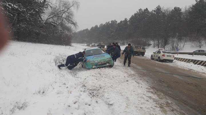 IARNĂ în toată legea în Moldova! 140 de inspectori de patrulare, pe drumurile naţionale pentru a ajuta şoferii aflaţi în dificultate (FOTO)